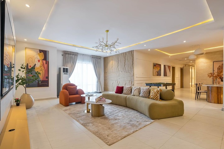 Sore 3 Bedroom Apartment with Ps5, SNOOKER BOARD and ROOFTOP SWIMMING POOL in Lekki Phase 1